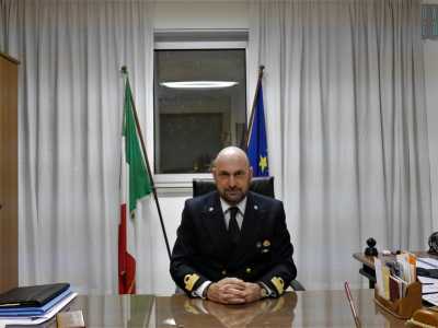 A farci da guida � il capitano di fregata Giancarlo Salvemini, direttore della stazione